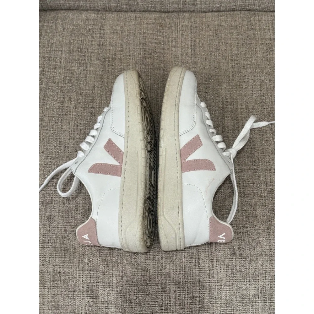 Veja 12 leather
